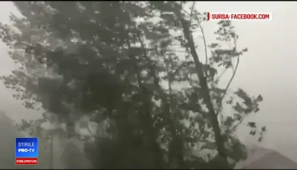 Zeci de turişti, blocaţi în telescaun din cauza unei pene de curent. Cum au fost salvaţi