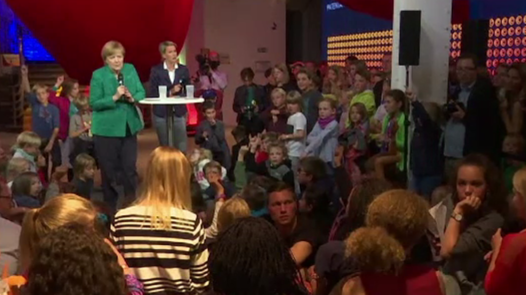 Angela Merkel, întâlnire cu copiii înainte de alegeri. Ce întrebări i-au pus aceștia