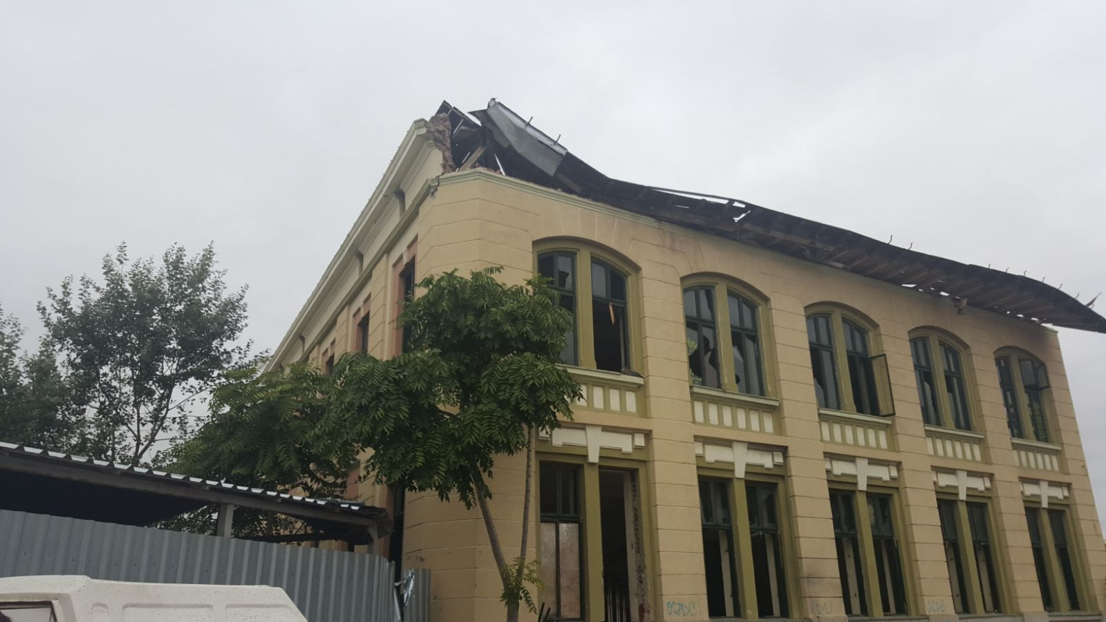 Acoperișul fostei fabrici de bere Rahova a fost smuls de vânt