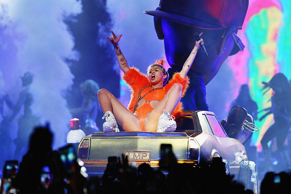 Miley Cyrus a pozat nud pentru celebrul fotograf David LaChapelle