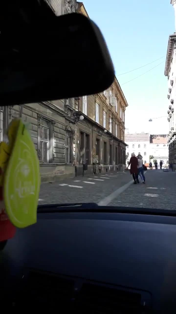 Doi tineri au intrat cu maşina în zona pietonală din Timişoara şi au transmis live pe Facebook