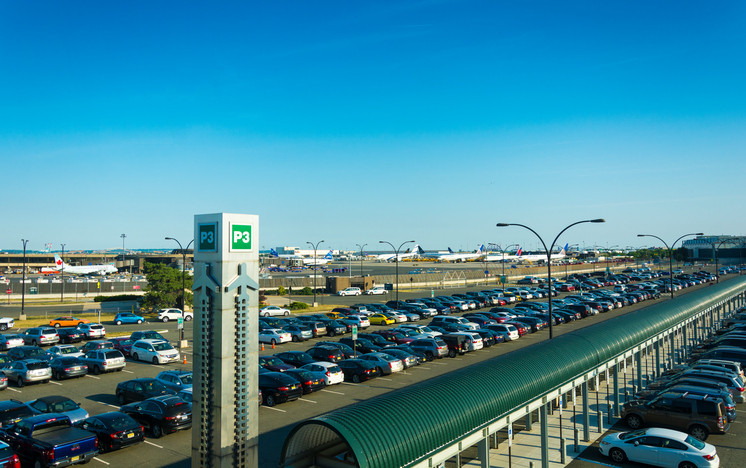 American dispărut de 8 luni, găsit fără suflare în parcarea unui aeroport