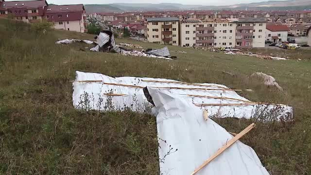 De ce casele din România nu rezistă la furtuni. Constructorii oferă garanţie doar 2-3 ani