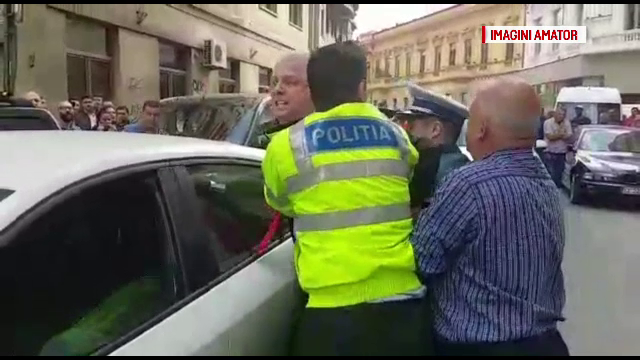 Șofer amenințat cu pistolul, după ce ar fi înjurat mai mulți agenți de la Rutieră