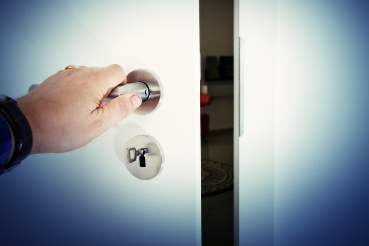 Acuzat de viol, susţine că şi-a confundat iubita cu sora ei geamănă