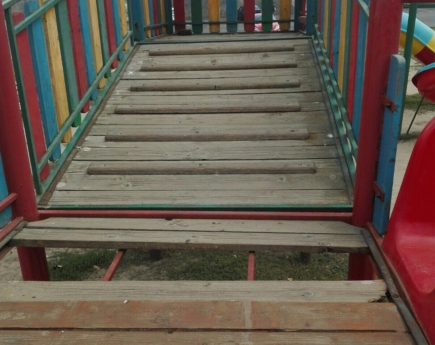 Copil căzut printre scândurile unui tobogan. Incident similar în același loc, anul trecut