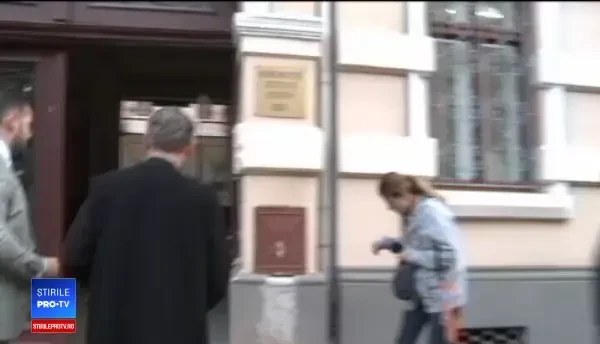 Sute de oameni s-au adunat în curtea catedralei din Sibiu pentru a-l susţine pe Pomohaci: Îl iubim!