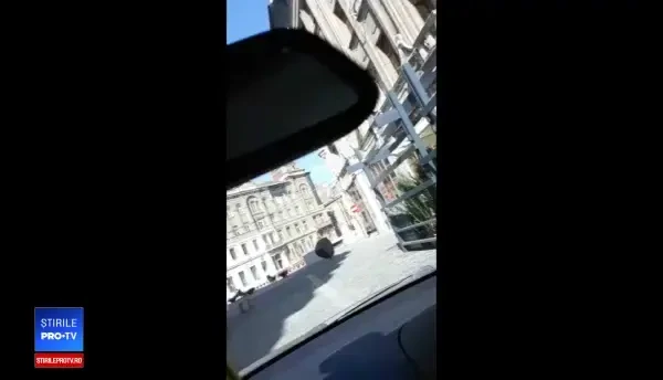 Doi tineri au intrat cu maşina în zona pietonală din Timişoara şi au transmis live pe Facebook