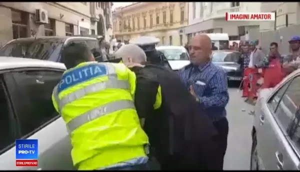 Șofer amenințat cu pistolul, după ce ar fi înjurat mai mulți agenți de la Rutieră