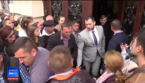 Cristian Pomohaci, susținut de sute de fani. Preotul e alesul lui Dumnezeu