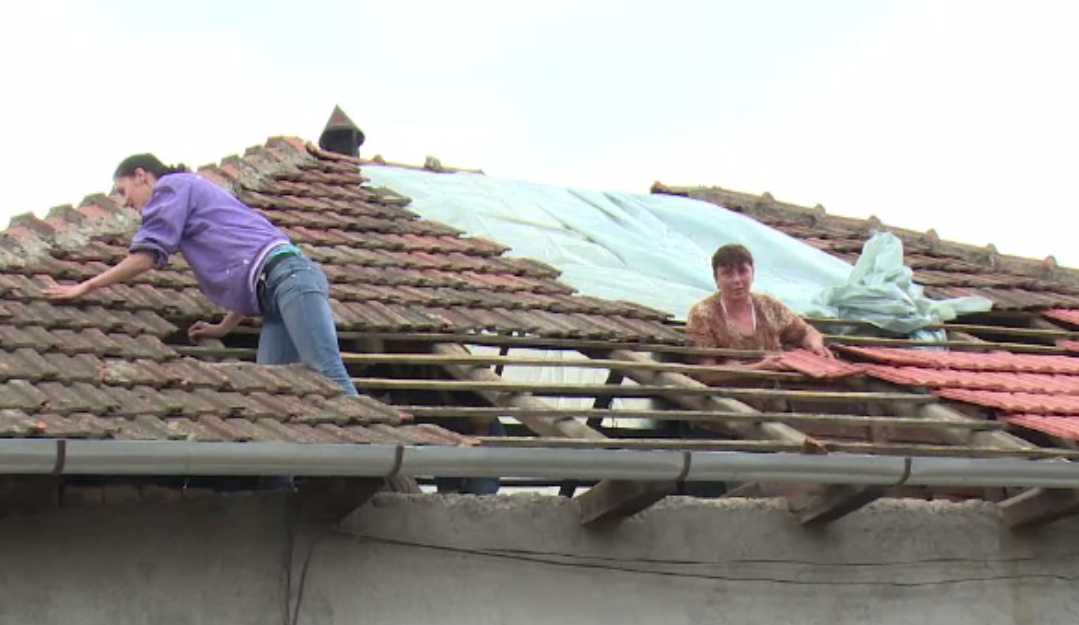 Criză de țigle în județul Bihor. Oamenii își acoperă casele cu folie