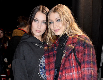 Surorile Hadid au fost vedetele prezentării de modă Tommy Hilfiger de la Londra