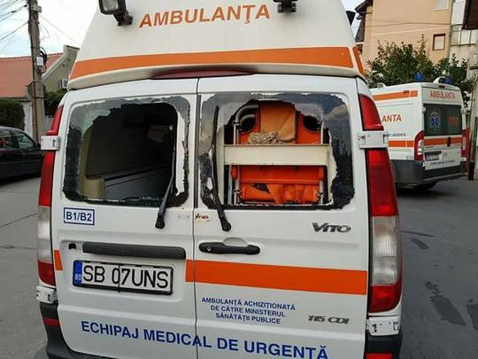 Ambulanţă vandalizată de un bărbat cu probleme psihice, care solicitase echipajul. VIDEO