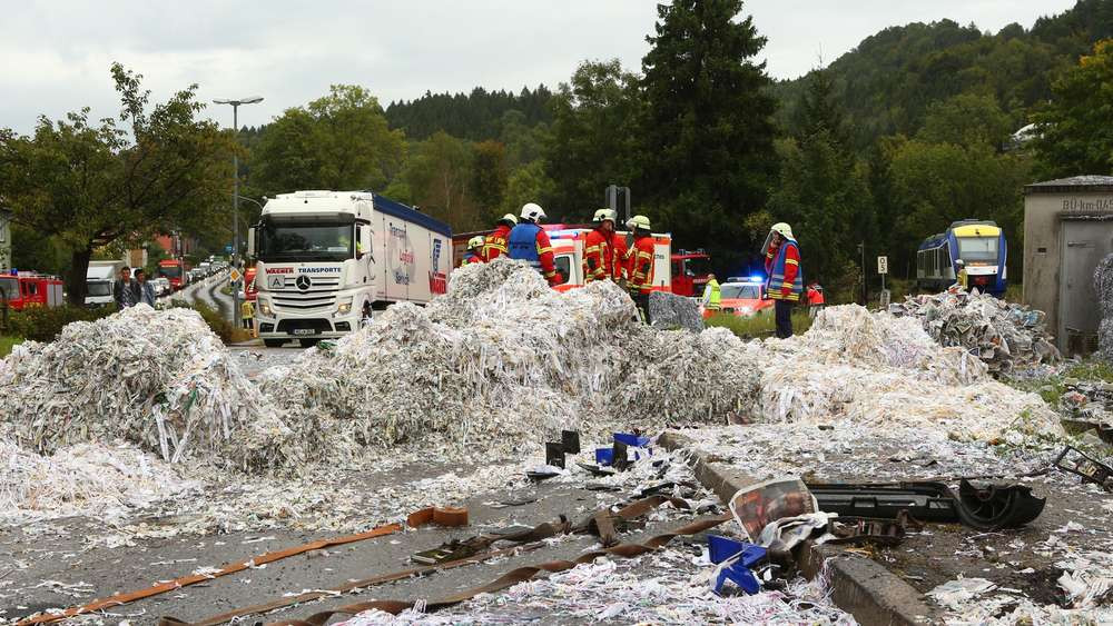 TIR românesc spulberat de tren, în Germania. 170 de salvatori au intervenit