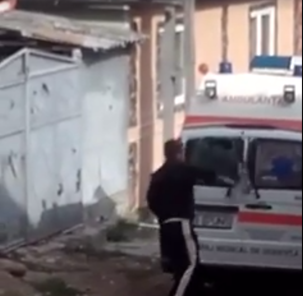 A chemat ambulanța, după care a devenit violent cu paramedicii. VIDEO