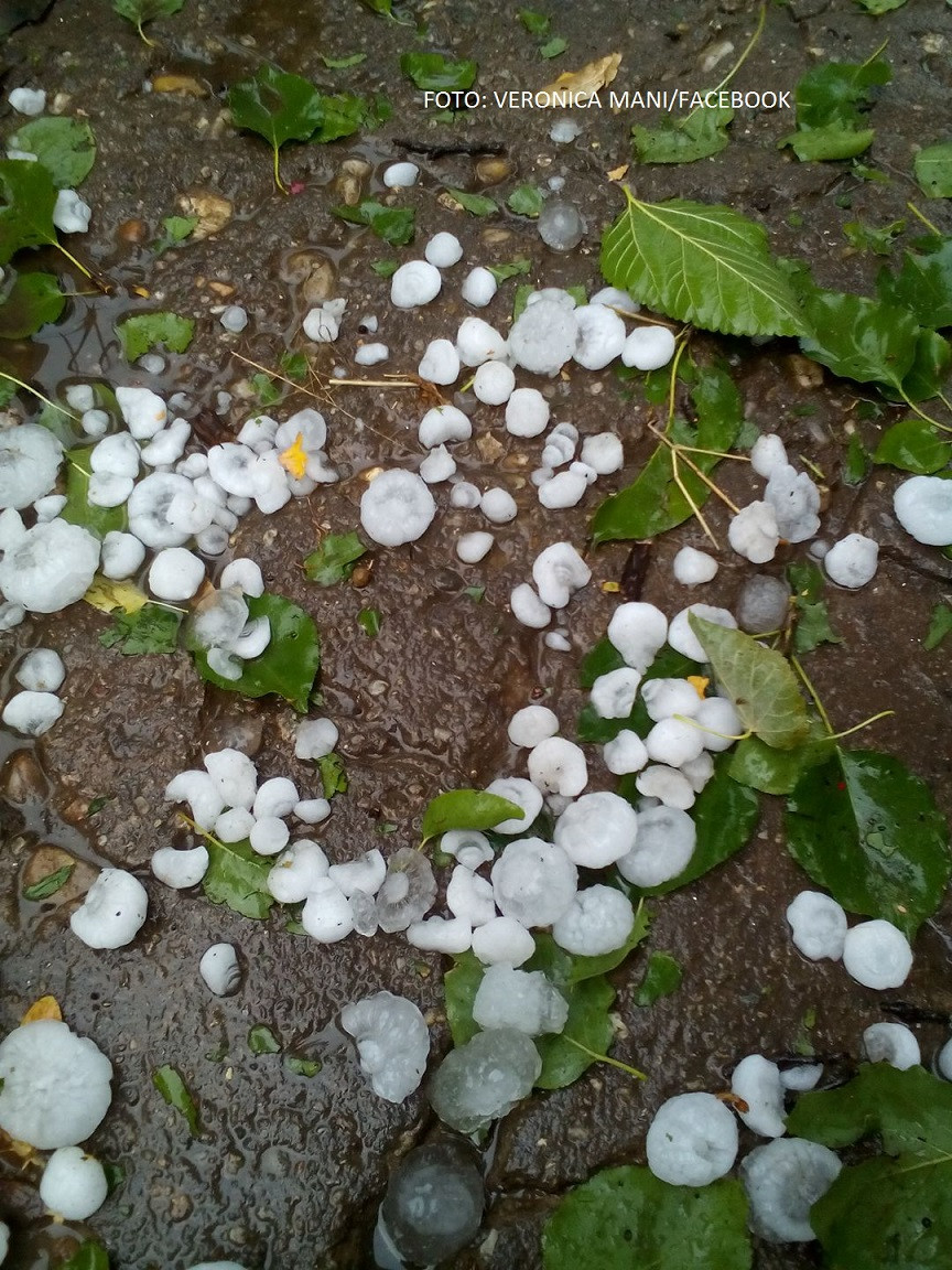 Zeci de mașini din Teleorman, avariate din cauza grindinei căzute miercuri