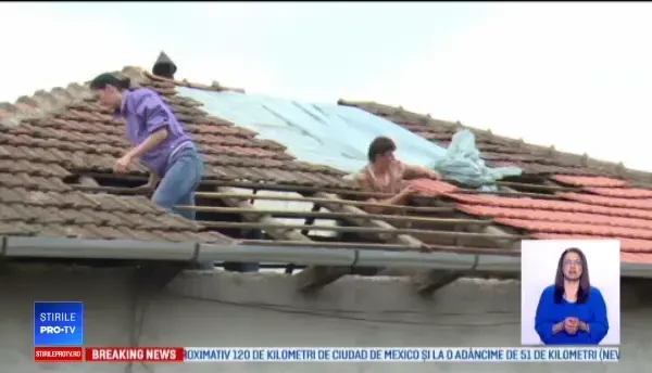 Criză de țigle în județul Bihor. Oamenii își acoperă casele cu folie