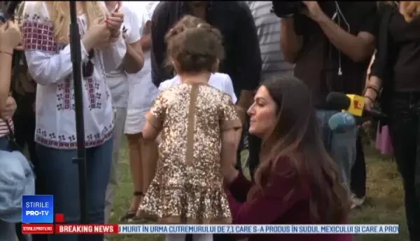 Micuţa Picasso își expune lucrările în România: Mă bucur că am reușit să vin