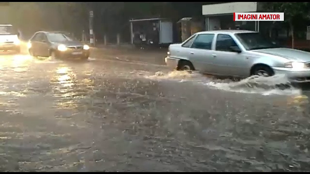 Ploile violente și grindina au provocat pagube majore în 10 județe