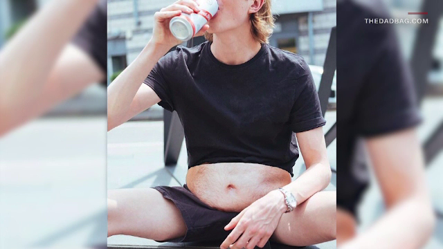 Un artist londonez a creat ”burta de bere” din plastic