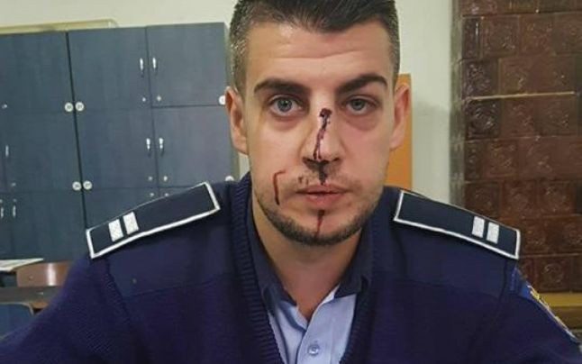 Poliţist lovit cu capul în faţă de un şofer băut, în Balș. Reacția agresorului după încătușare. VIDEO