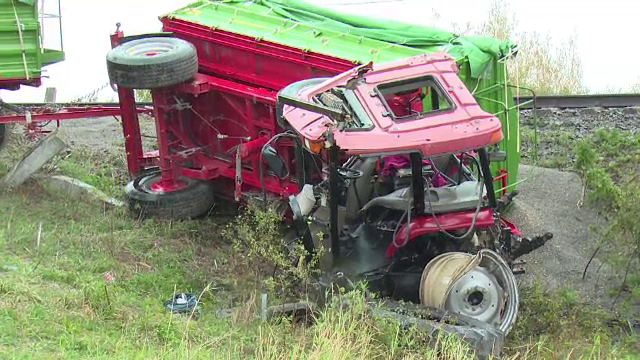 Tractor, izbit în plin de un tren cu elevi navetişti. Șoferul a murit