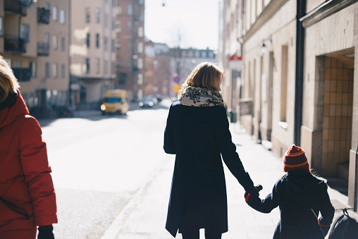 mama si fata tinandu-se de mana