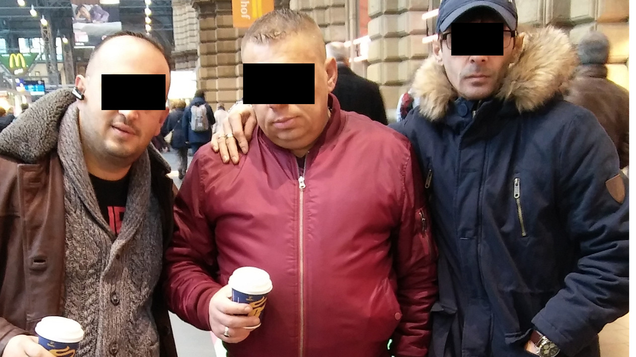 Hoți români prinși în Germania, după ce și-au făcut selfie cu mobilul furat de la un bătrân