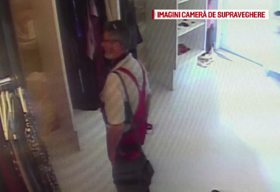 Cum a fost filmat acest bărbat în Târgoviște. Polițiștii îl caută