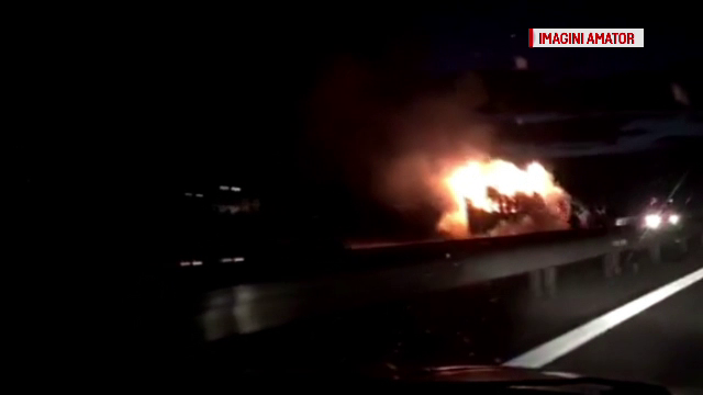 Un TIR încărcat a luat foc în timpul mersului, pe autostradă, lângă Capitală