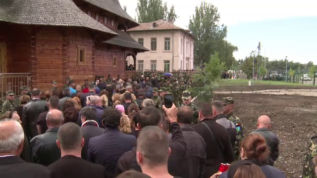 Militarul român ucis în Afganistan, condus de sute de oameni pe ultimul drum