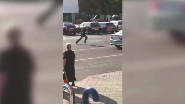 Trecători fugăriți cu cuțitul în Brăila. Și polițiștii au fugit de el