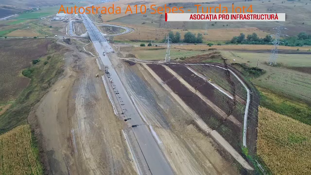 Bucată de autostradă, distrusă de un deal, în urma unei alunecări de teren