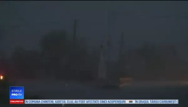 Ploile violente și grindina au provocat pagube în mai multe județe. Zeci de localități rămase fără curent