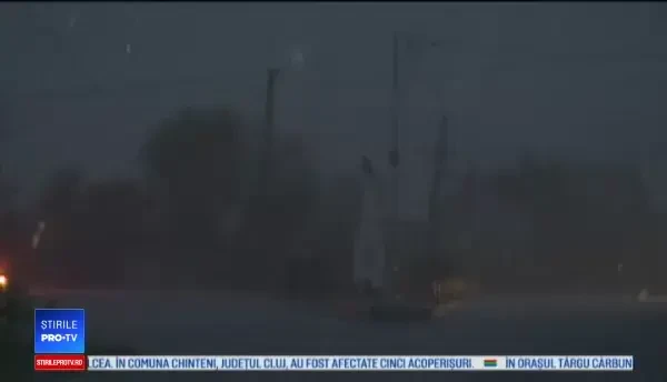 Ploile violente și grindina au provocat pagube în mai multe județe. Zeci de localități rămase fără curent