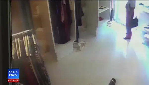 Cum a fost filmat acest bărbat în Târgoviște. Polițiștii îl caută