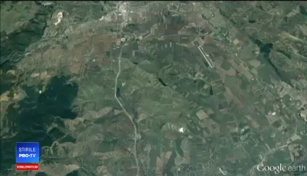 Bucată de autostradă, distrusă de un deal, în urma unei alunecări de teren