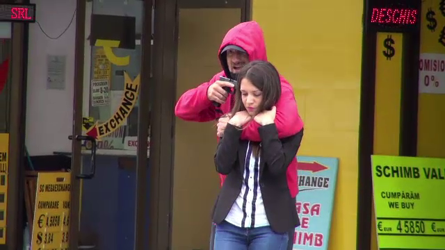 Exercițiu în Bacău. Jaf cu luare de ostatici la o casă de schimb valutar