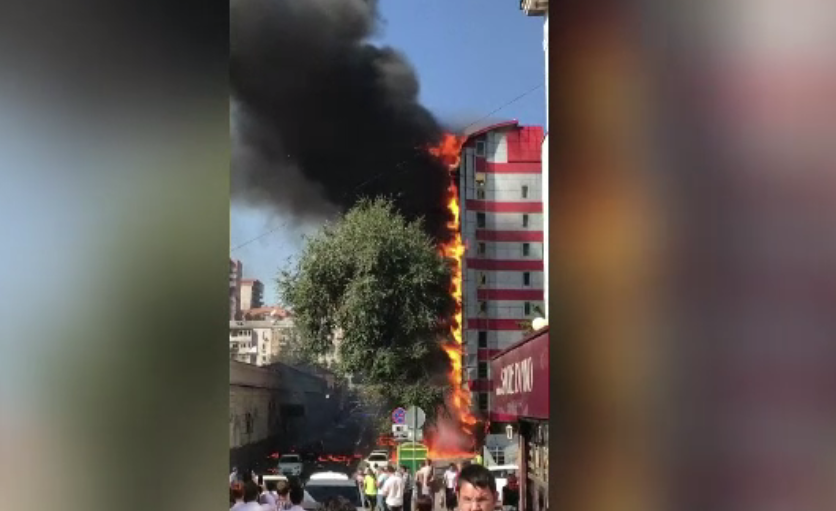 Doi morți și sute de evacuați după un incendiu într-un hotel din Rusia