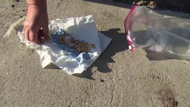 Două femei lăsate fără bijuterii prin metoda "Pomana Regelui Cioabă". Scenariul înșelăciunii