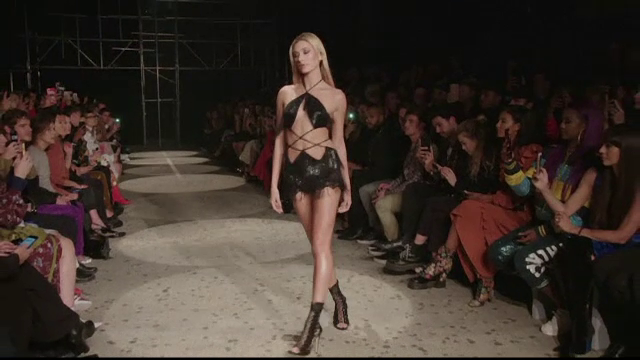 Cea mai sexy colecţie la Săptămâna Modei de la Londra prezentată de Julien Macdonald