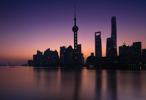 Colosul cu picioare de lut. A doua economie a lumii, pericol iminent de prăbușire