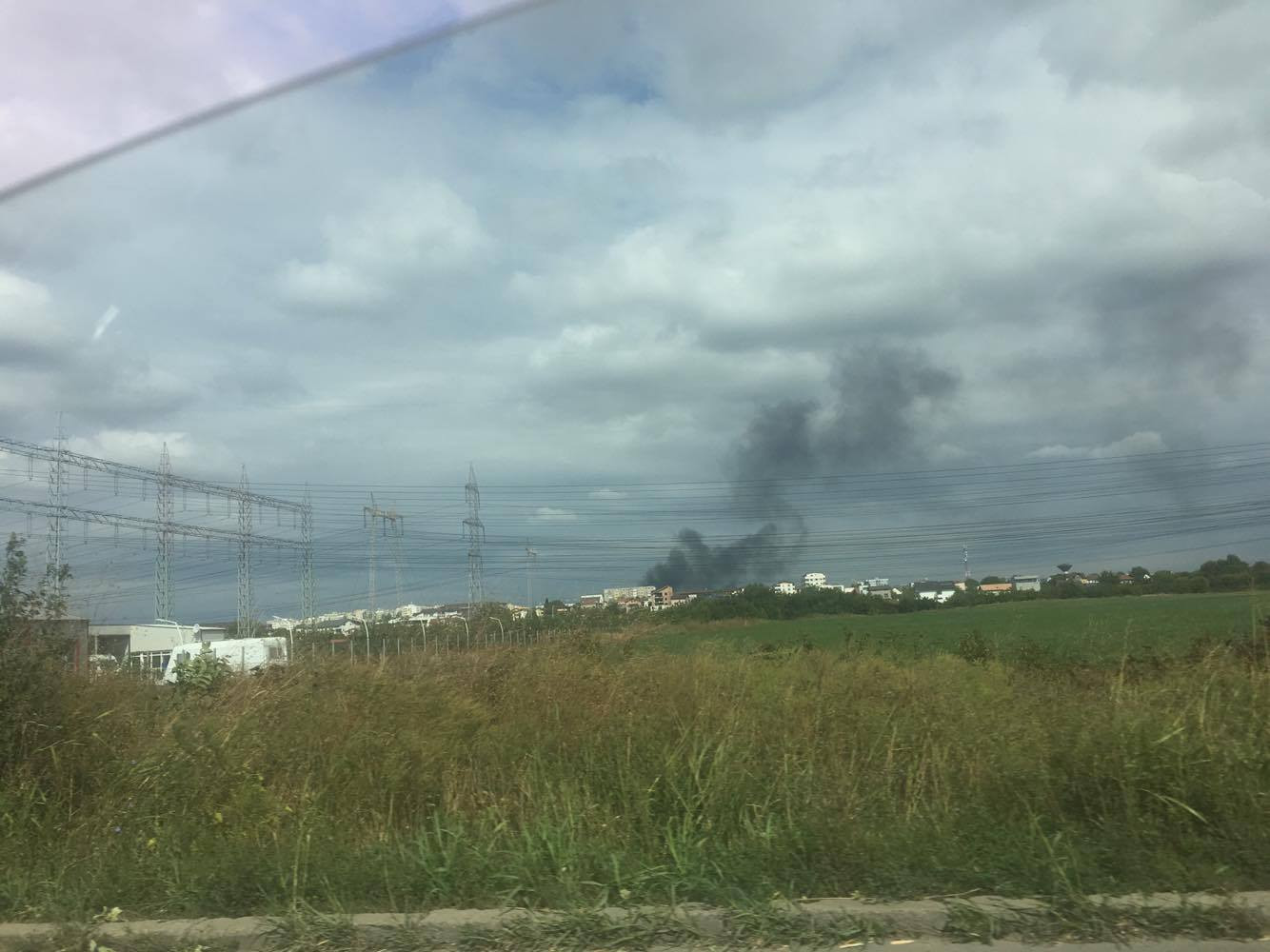 Incendiu violent la o hală de băuturi alcoolice din București