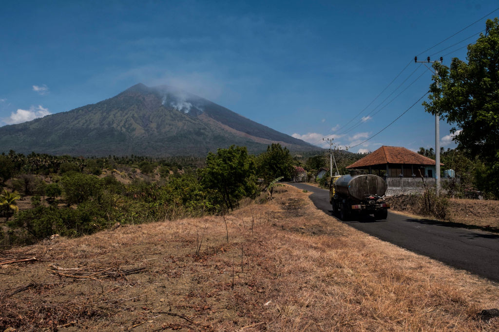 Alertă de erupţie vulcanică, în Indonezia. Mii de oameni evacuaţi