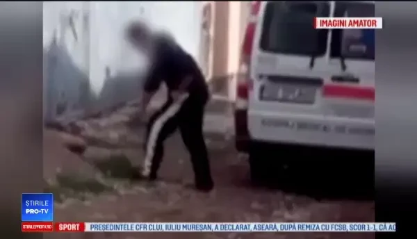 Ambulanţă vandalizată de un bărbat cu probleme psihice, care solicitase echipajul. VIDEO