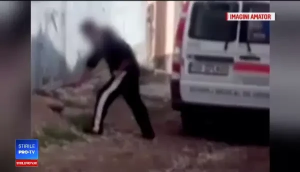 Ambulanţă vandalizată de un bărbat cu probleme psihice, care solicitase echipajul. VIDEO