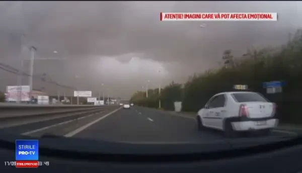 Momentul în care poarta din Timișoara se prăbușeste. Un tânăr a murit zdrobit de ea