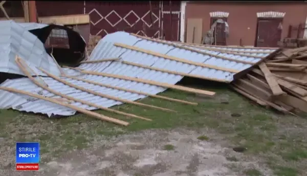 Primarii cer ajutoare pentru calamitate de la Guvern ca să refacă plaje sau saloane de nunţi