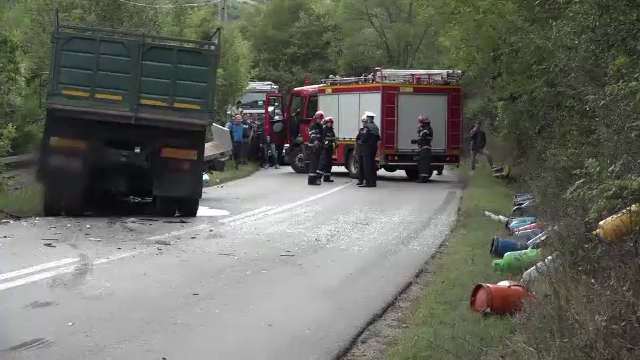 Pericol de explozie în Alba: Un vehicul încărcat cu butelii a izbit un camion