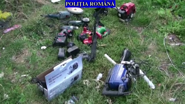 Percheziții pentru prinderea a 4 indivizi suspectați de furt din locuințe